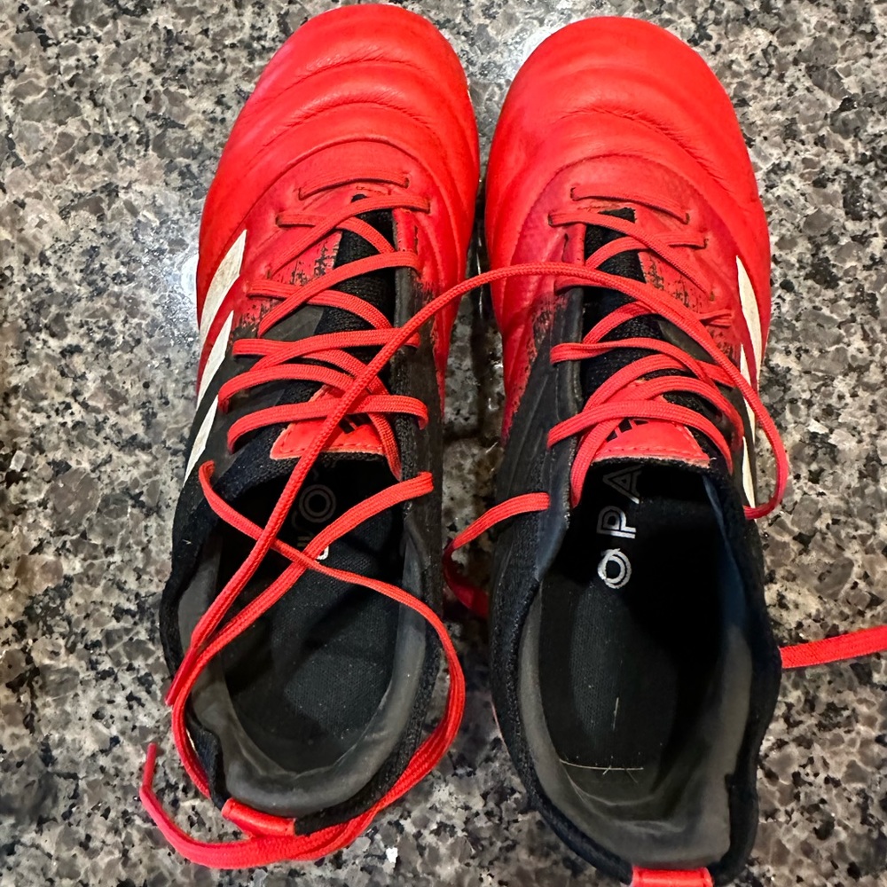 Adidas soccer cleats Boys size 4! Great condition only worn a few time.